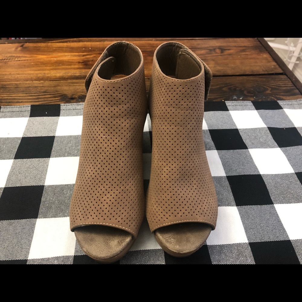 Mocha Pierre Dumas wedges size 7 1/2 woman’s lightweight great condition!!’